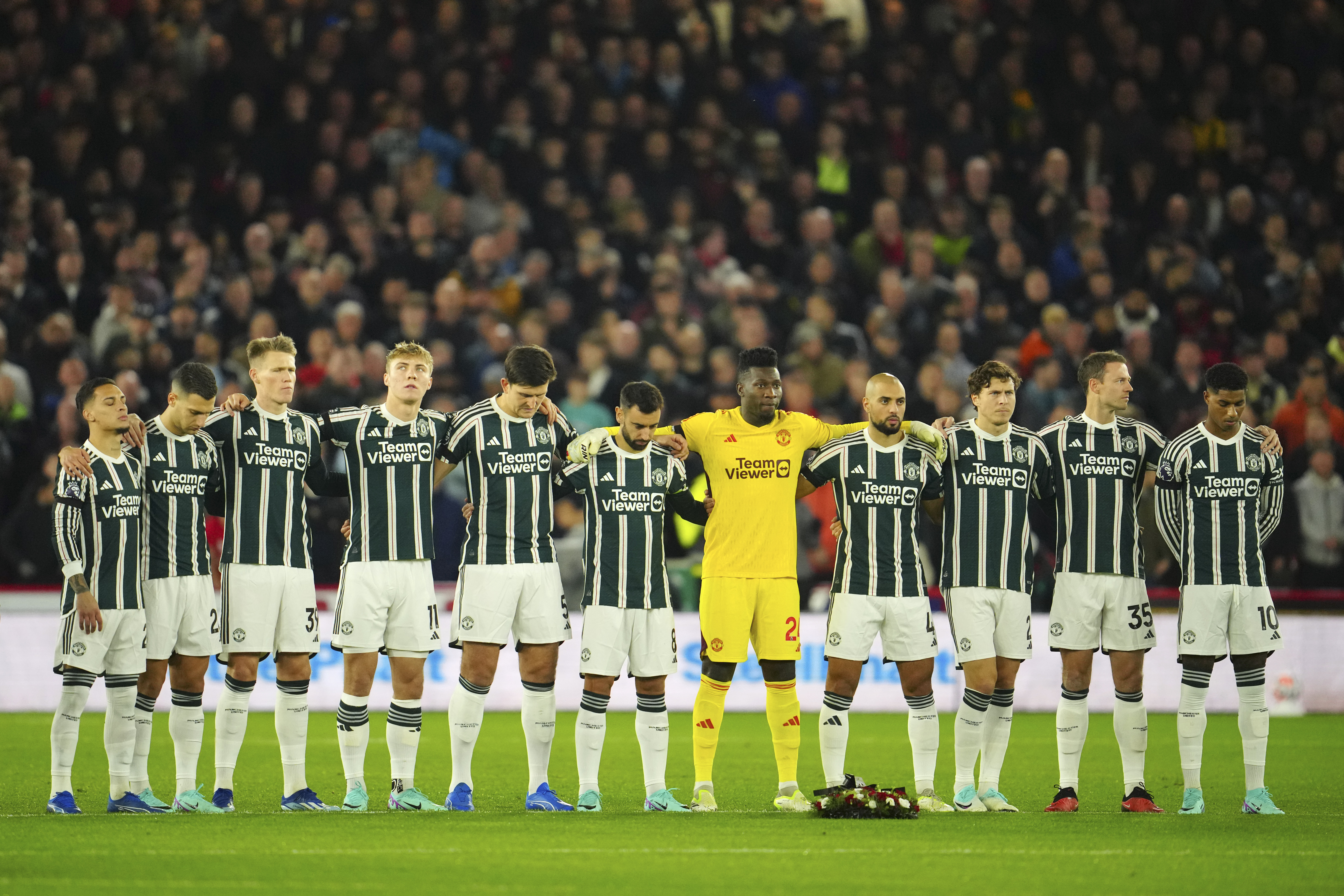 United paid tribute to Sir Bobby before kick off