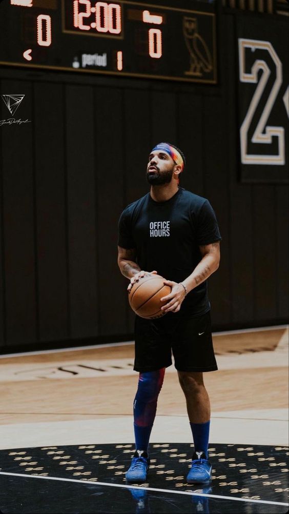 likhoa drake is practicing basketball at the university of houston in preparation for an exhibition match 652224783e686 Drake Is Practicing Basketball At The University Of Houston In Preparation For An Exhibition Match