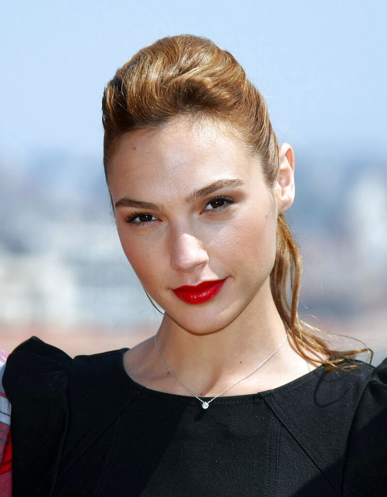 Fast & Furious lah yang membuat nama Gal Gadot melambung. Aktris 38 tahun itu pun tak hanya sekali membintangi Fast & Furious. Dia main di Fast Five, Fast & Furious 6, Furious 7 hingga terbaru di 2023 ini menjadi cameo di Fast X. Foto: ASSOCIATED PRESS/CLAUDE PARIS