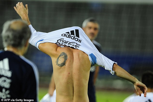 Messi with a portrait of his mother, Celia Maria Cuccittini on his left shoulder blade in 2011